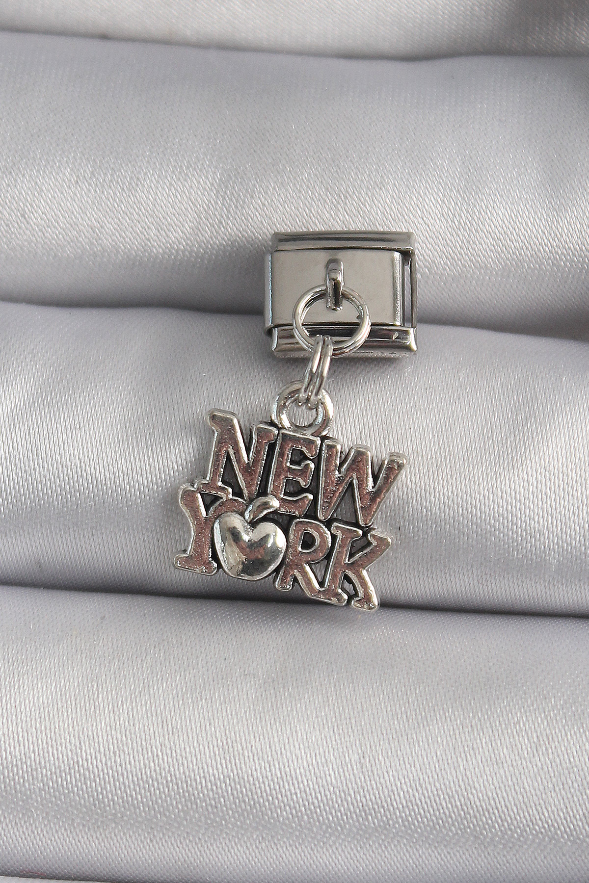 Tegan 316L Çelik Gümüş Renk Sallantı New York Yazı Model Nomination Charm TG27BC1120