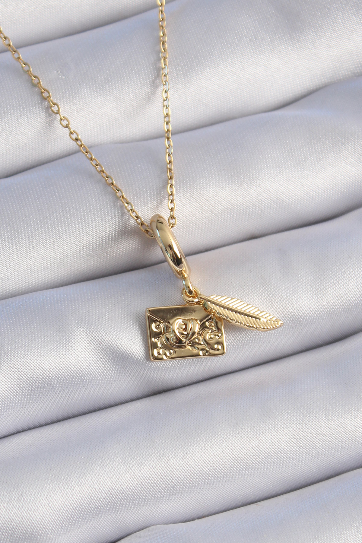 Tegan 316L Çelik Gold Renk Kalp Detay Mektup Figür Charm Model Kadın Kolye TG27BKO9314