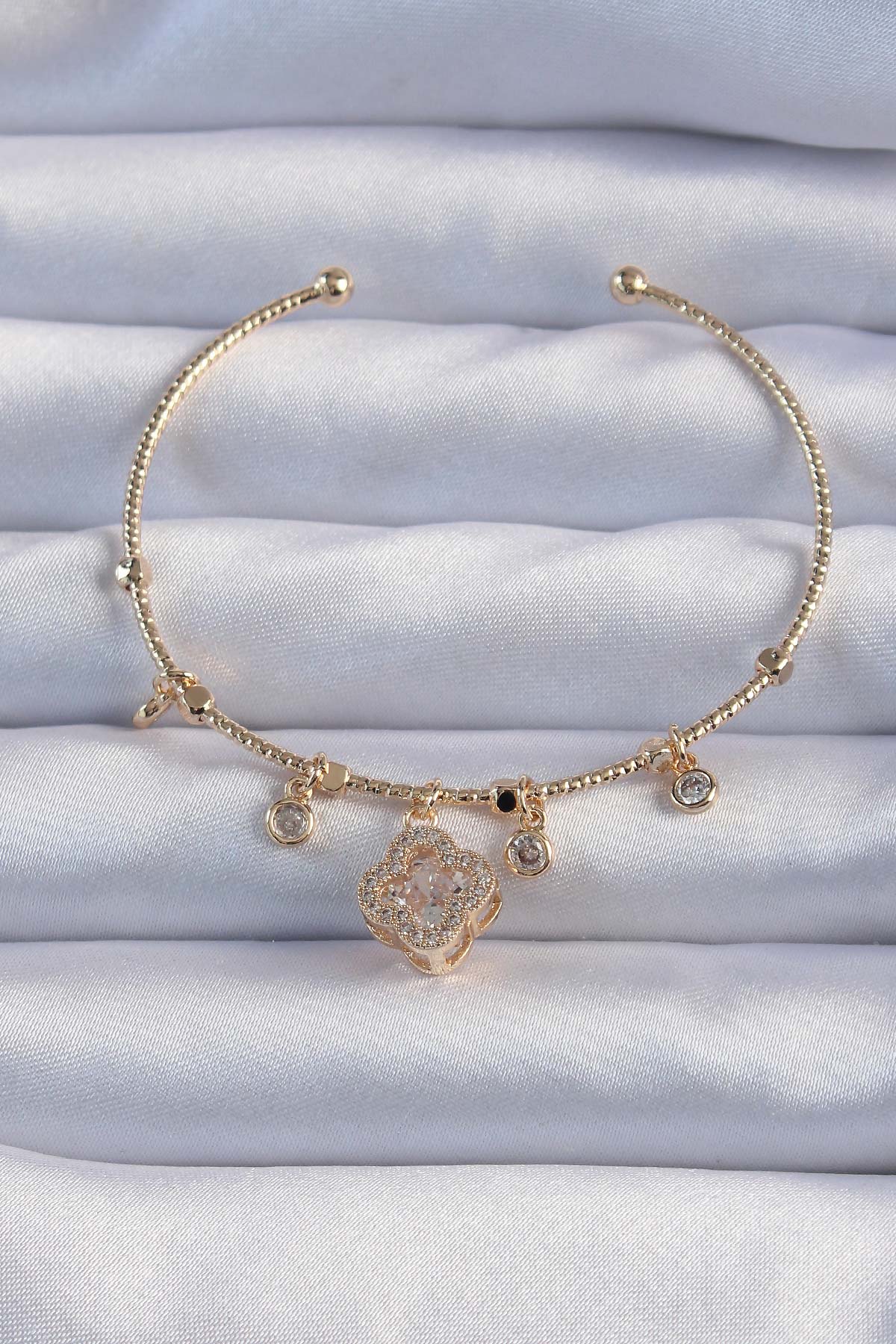 Tegan Pirinç Altın Renk Zirkon Taşlı Yonca Model Charm Bileklik TG27BB6327