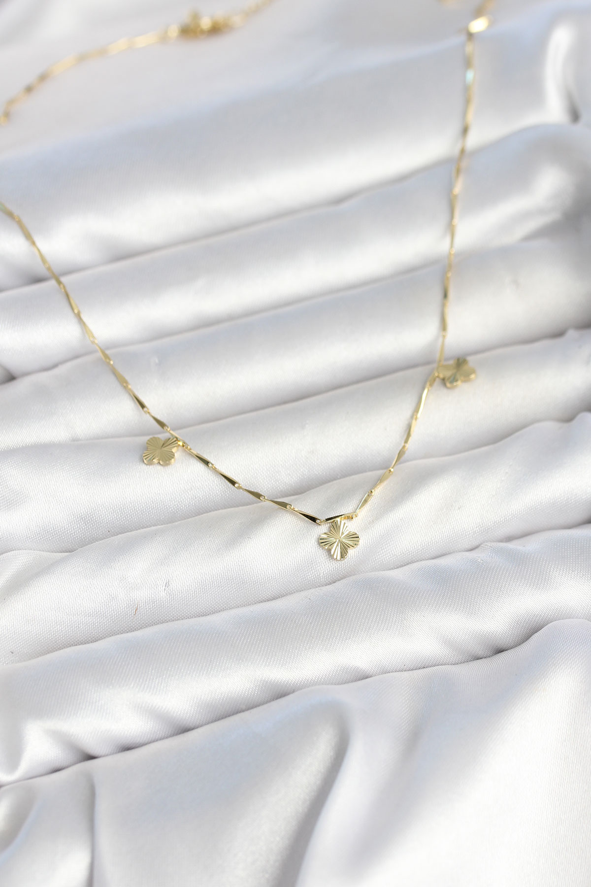 Tegan Pirinç Minimal Gold Renk Yonca Model Kadın Kolye TG27BKO11148