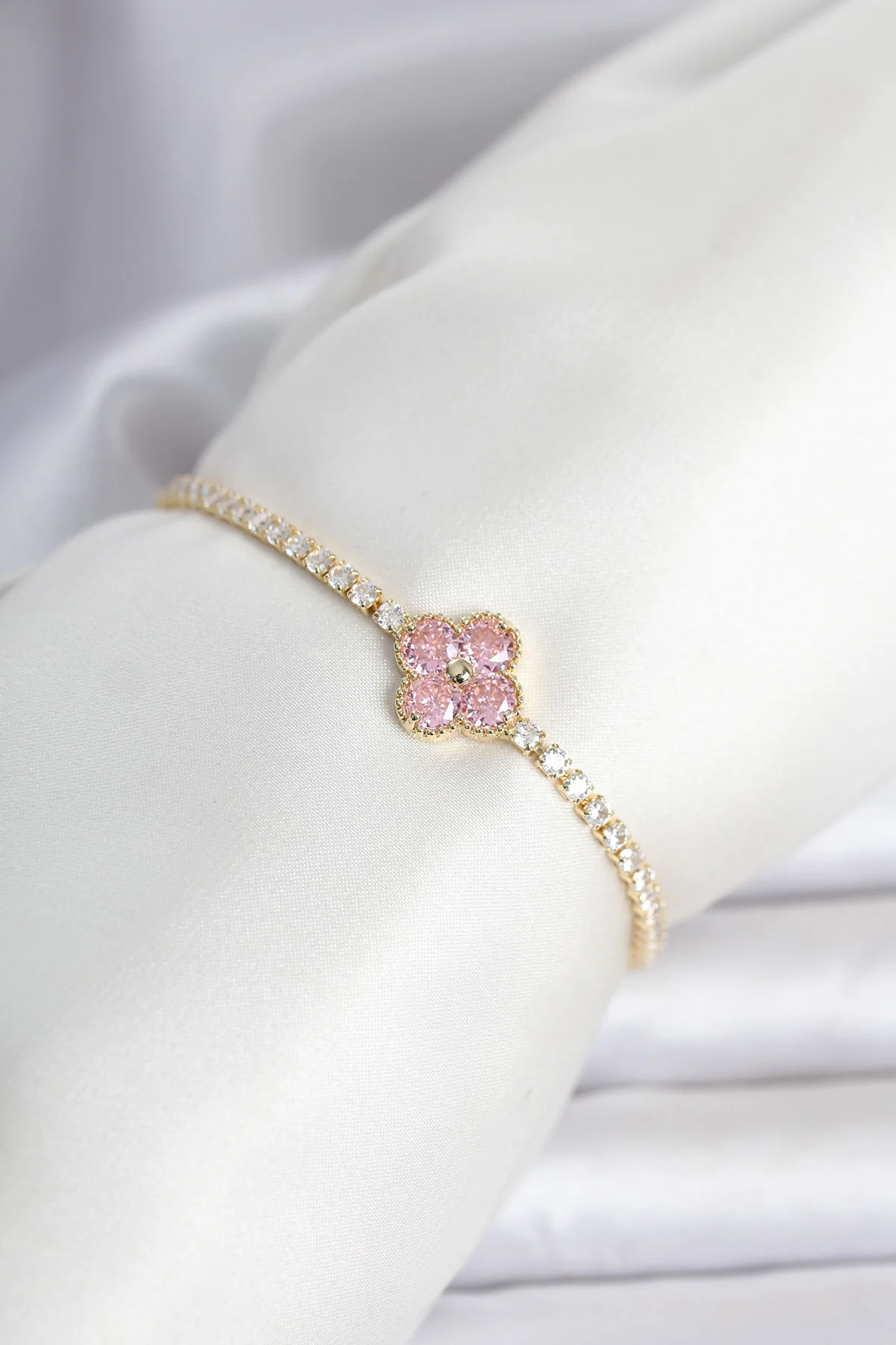 Tegan Pirinç Gold Renk Pembe Zirkon Taşlı Yonca Model Su Yolu Kadın Bileklik TG27BB8466