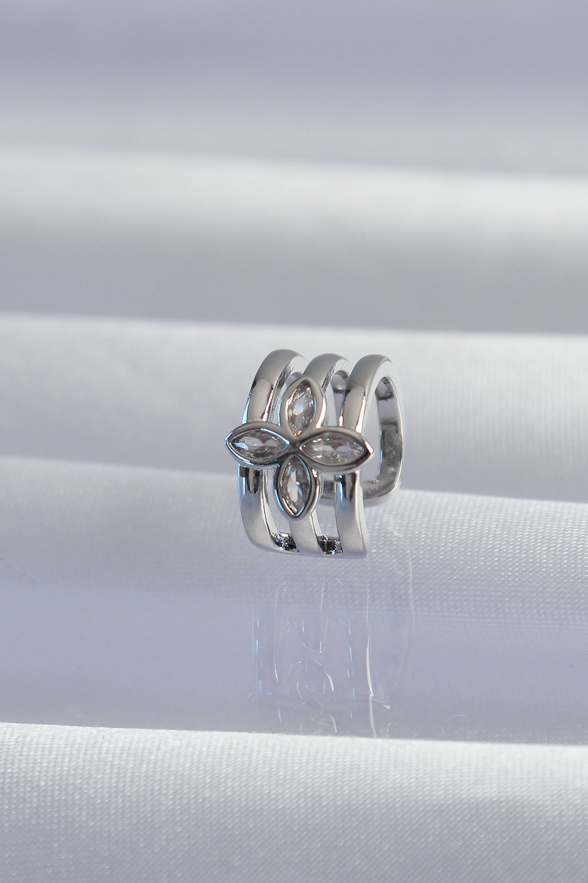 Tegan Pirinç Gümüş Renk Yonca Earcuff Küpe TG27BKP9330