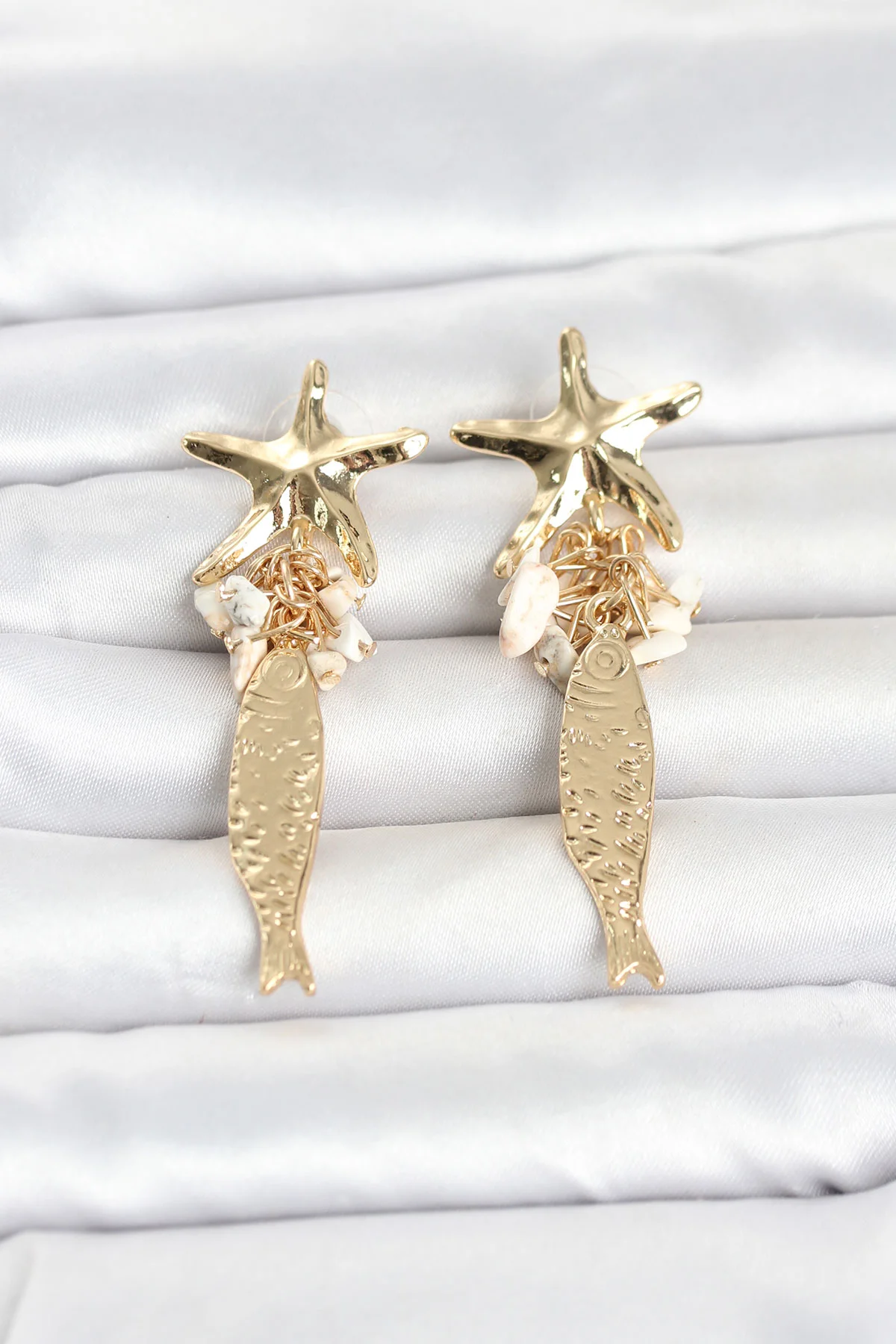 Tegan Deniz Yıldızı ve Balık Detaylı Krem Taşlı Gold Renk Kadın Küpe TG27BKP11796