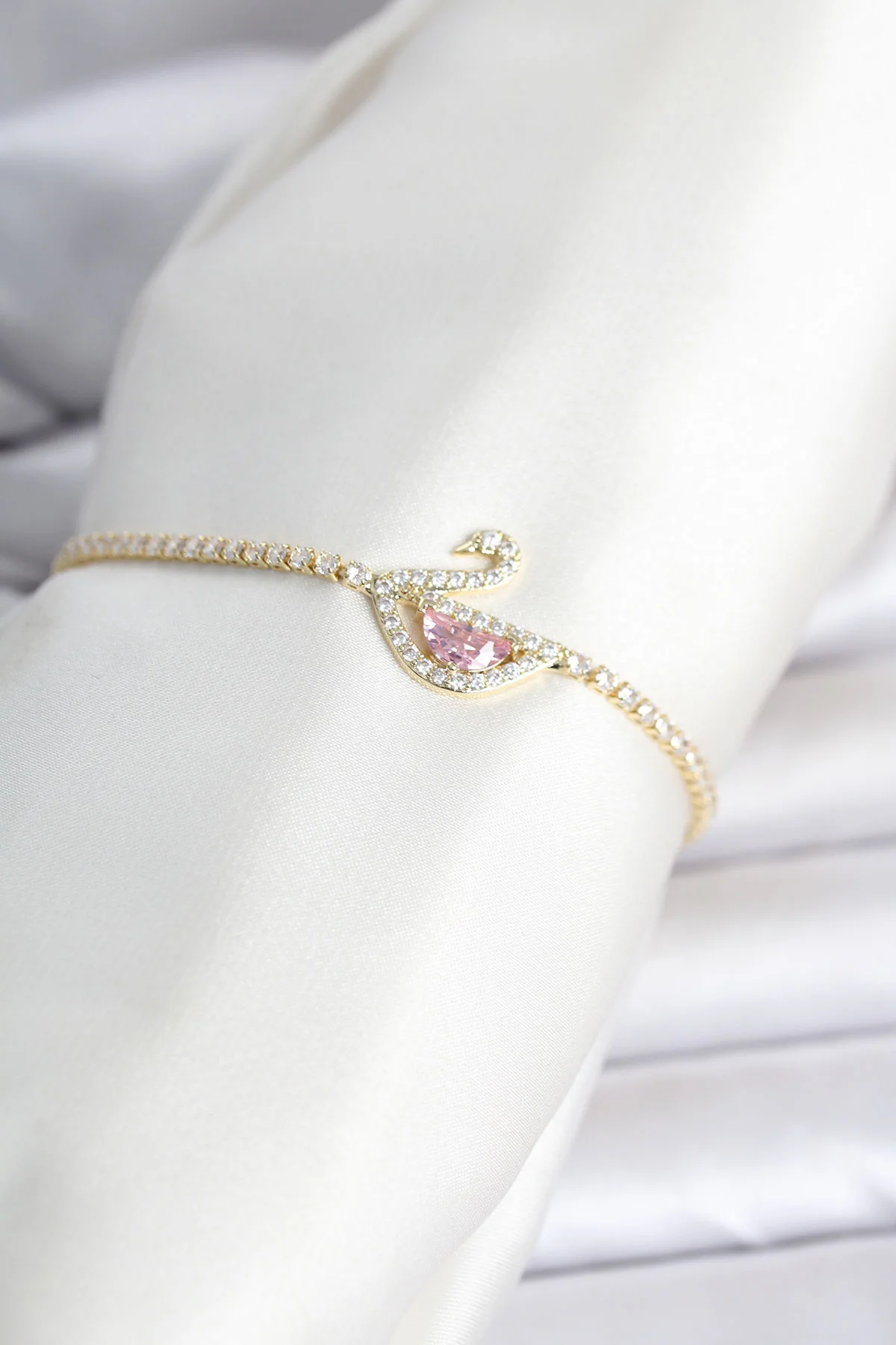 Tegan Pirinç Gold Renk Zirkon Taşlı Swan Model Su Yolu Kadın Bileklik TG27BB8472