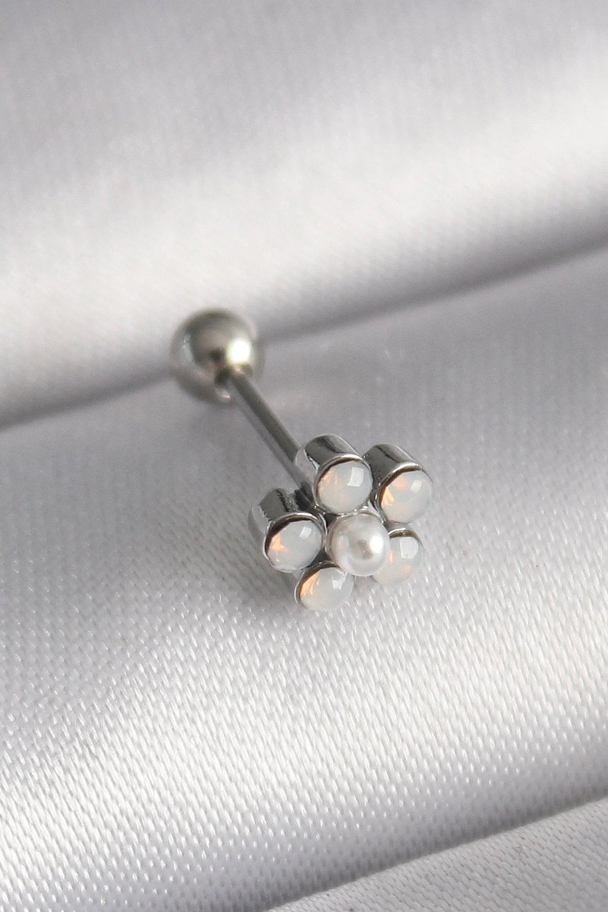 Tegan 316L Çelik Gümüş Renk Zirkon Taşlı Çiçek Model Tragus Piercing TG27PR1283