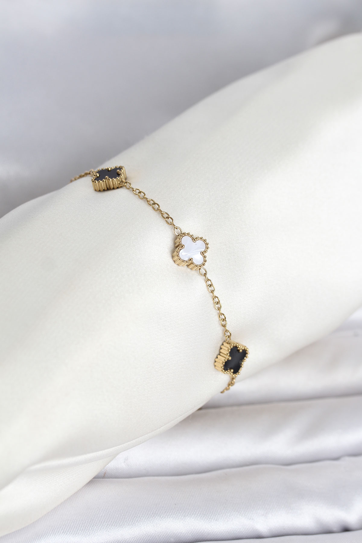 Tegan 316L Çelik Gold Renk Siyah Beyaz Baby Yonca Model Kadın Bileklik TG27BB8557