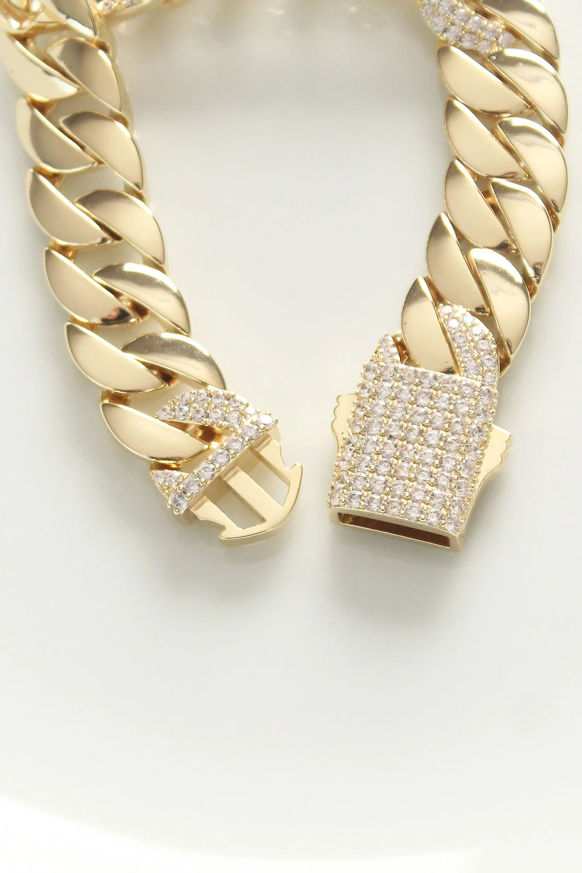 Tegan Vip Seri Pirinç Ortası Zirkon Taşlı Gold Renk Gurmet Bileklik TG27BB6048
