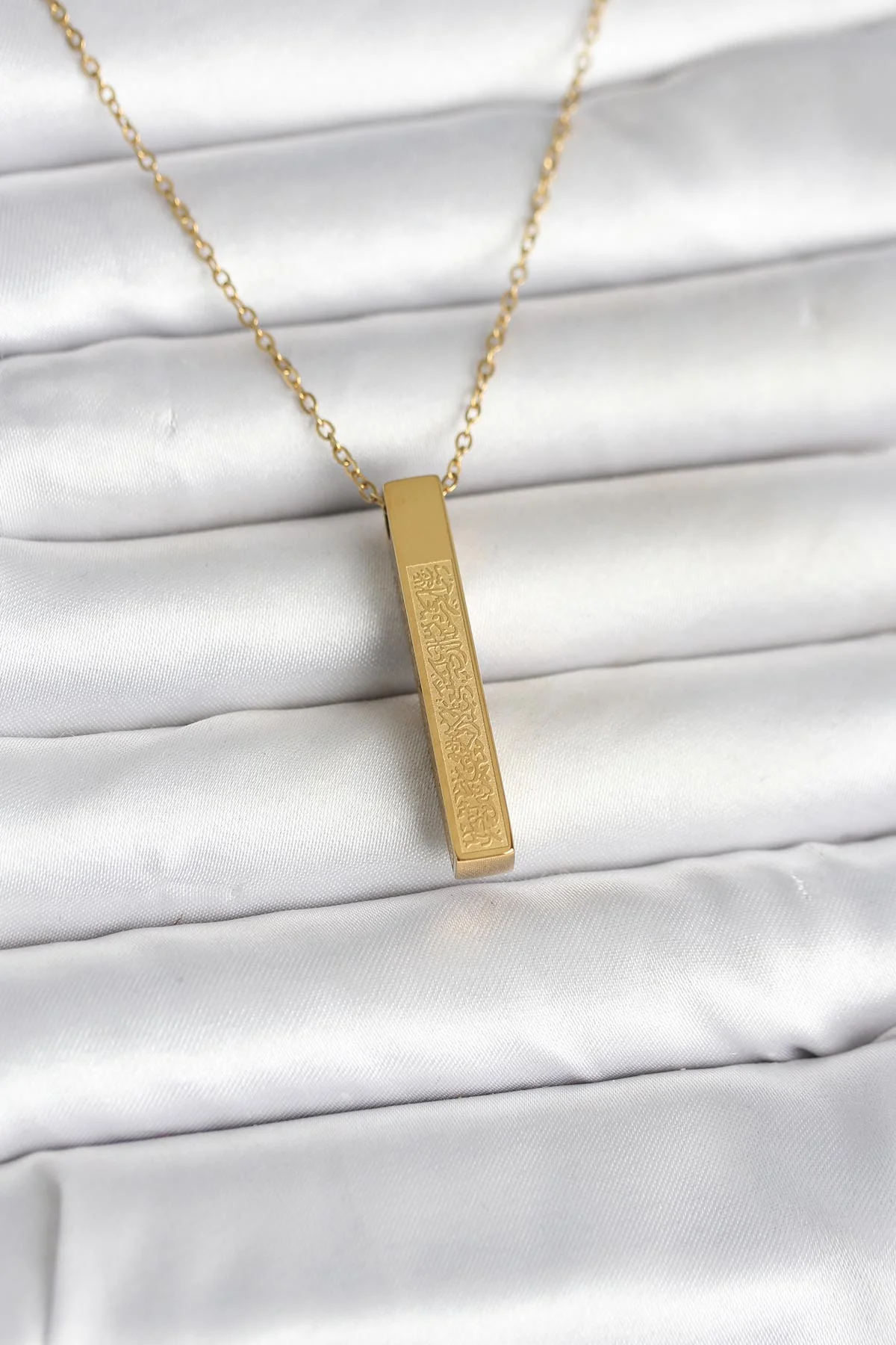 Tegan 316L Çelik Gold Renk Ayetel Kürsi Yazılı Bar Çubuk Kolye TG27BKO11057