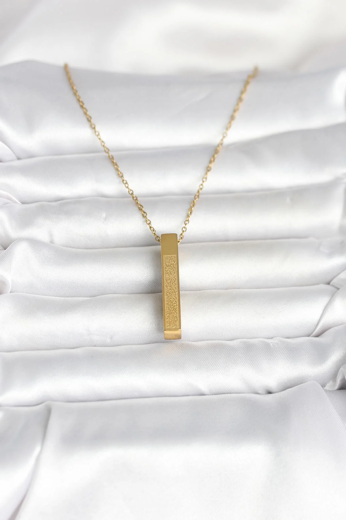 Tegan 316L Çelik Gold Renk Ayetel Kürsi Yazılı Bar Çubuk Kolye TG27BKO11057