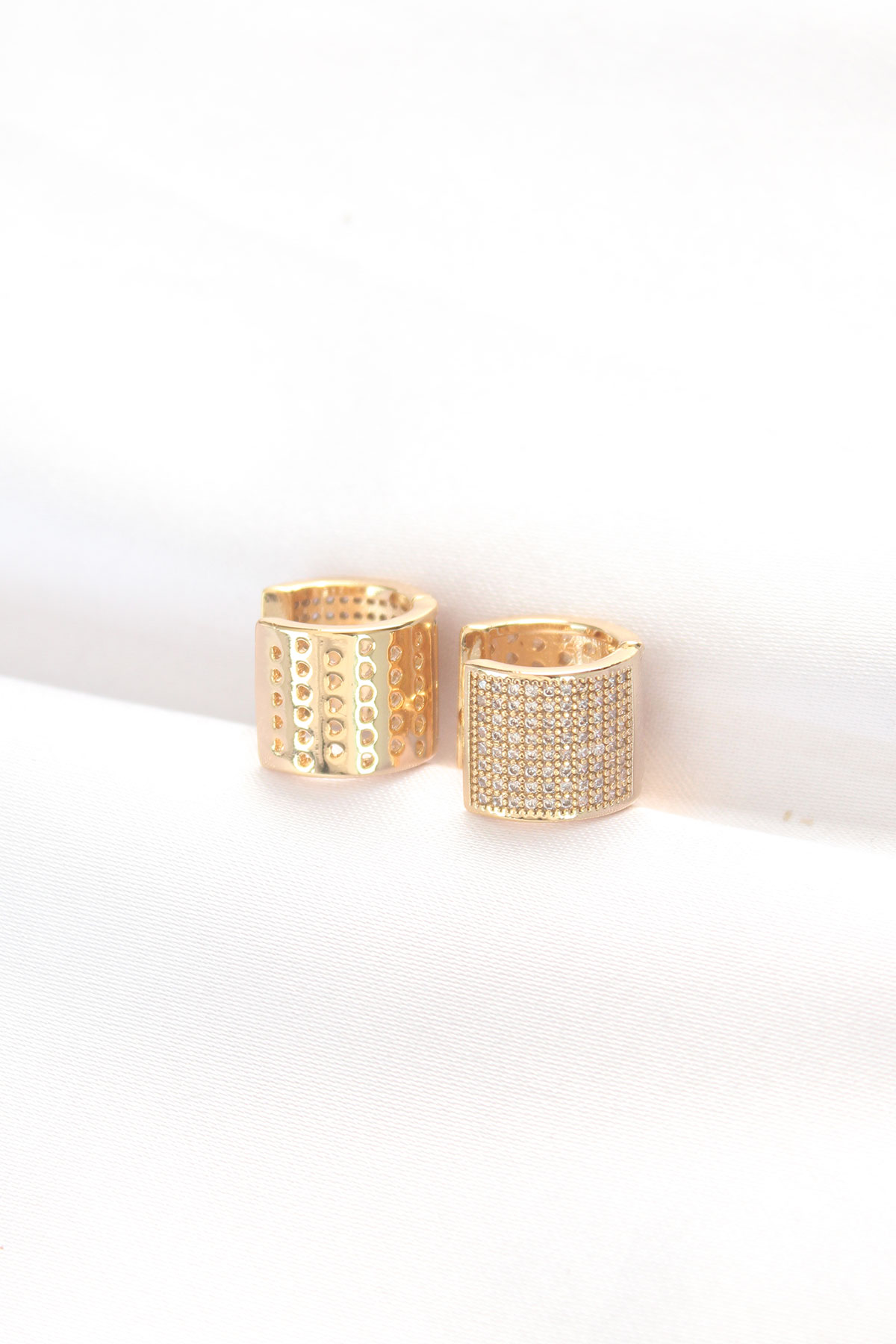 Tegan Pirinç Gold Renk Taşlı Minimal Küpe TG27BKP8890