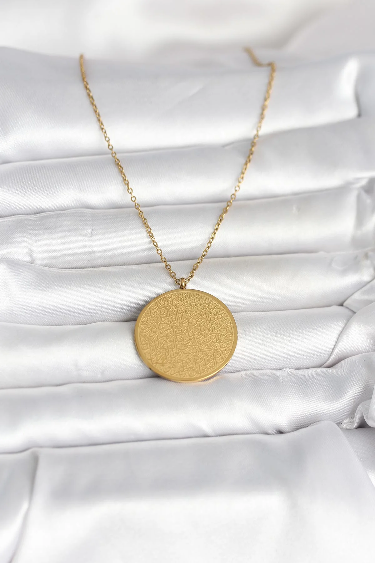 Tegan 316L Çelik Gold Renk Ayetel Kürsi ve Allah Yazılı Kolye TG27BKO11055