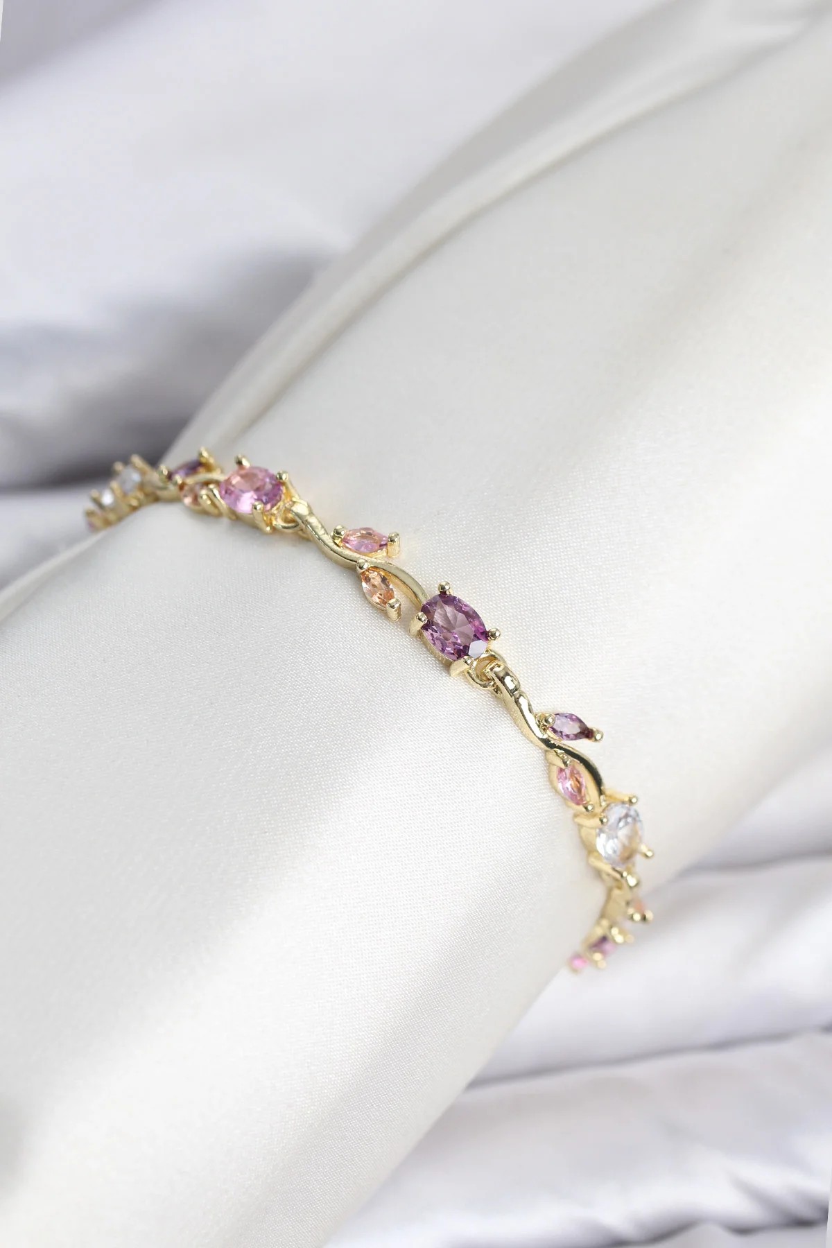 Tegan Pirinç Gold Renk Pembe ve Mor Zirkon Taşlı Çiçek Model Kadın Bileklik TG27BB8585