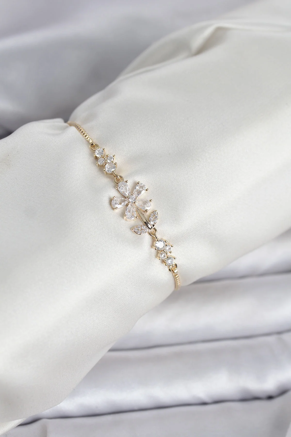 Tegan Gold Renk Zirkon Taşlı Papatya Model Asansörlü Kadın Bileklik TG27BB8334