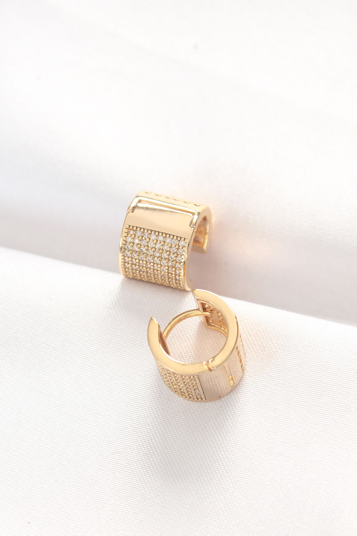 Tegan Pirinç Gold Renk Taşlı Minimal Küpe TG27BKP8890