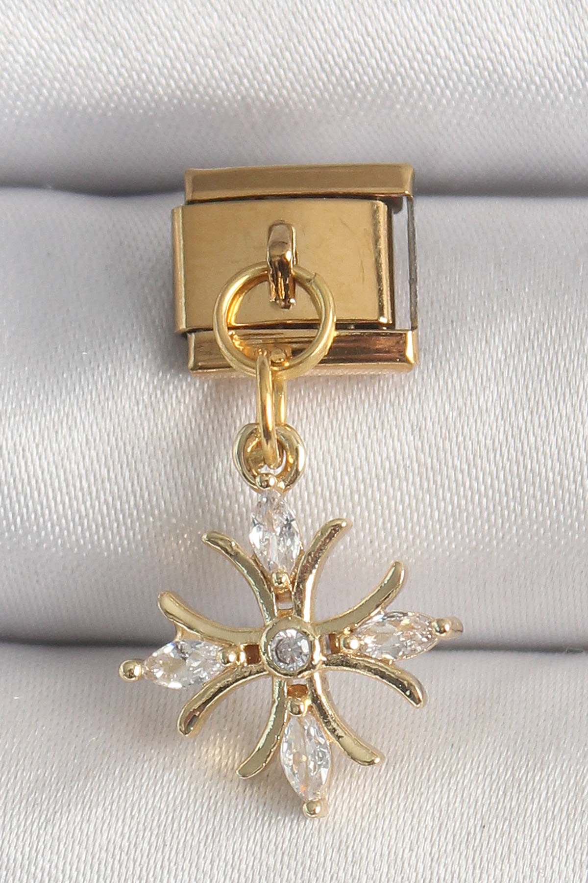 Tegan 316L Çelik Gold Renk Sallantı Zirkon Taşlı Kar Tanesi Model Nomination Charm TG27BC1341