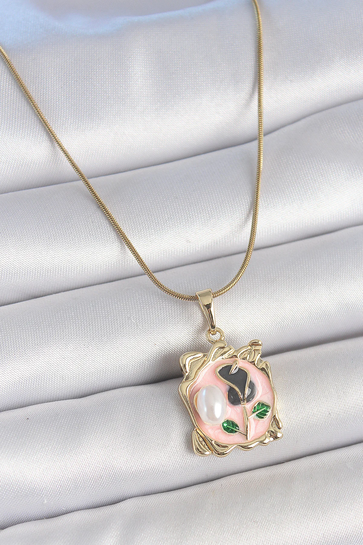 Tegan 316L Çelik Gold Renk Zincir Pembe Mineli Çiçek İşlemli İnci Detay Portre Model Kadın Kolye TG27BKO10185