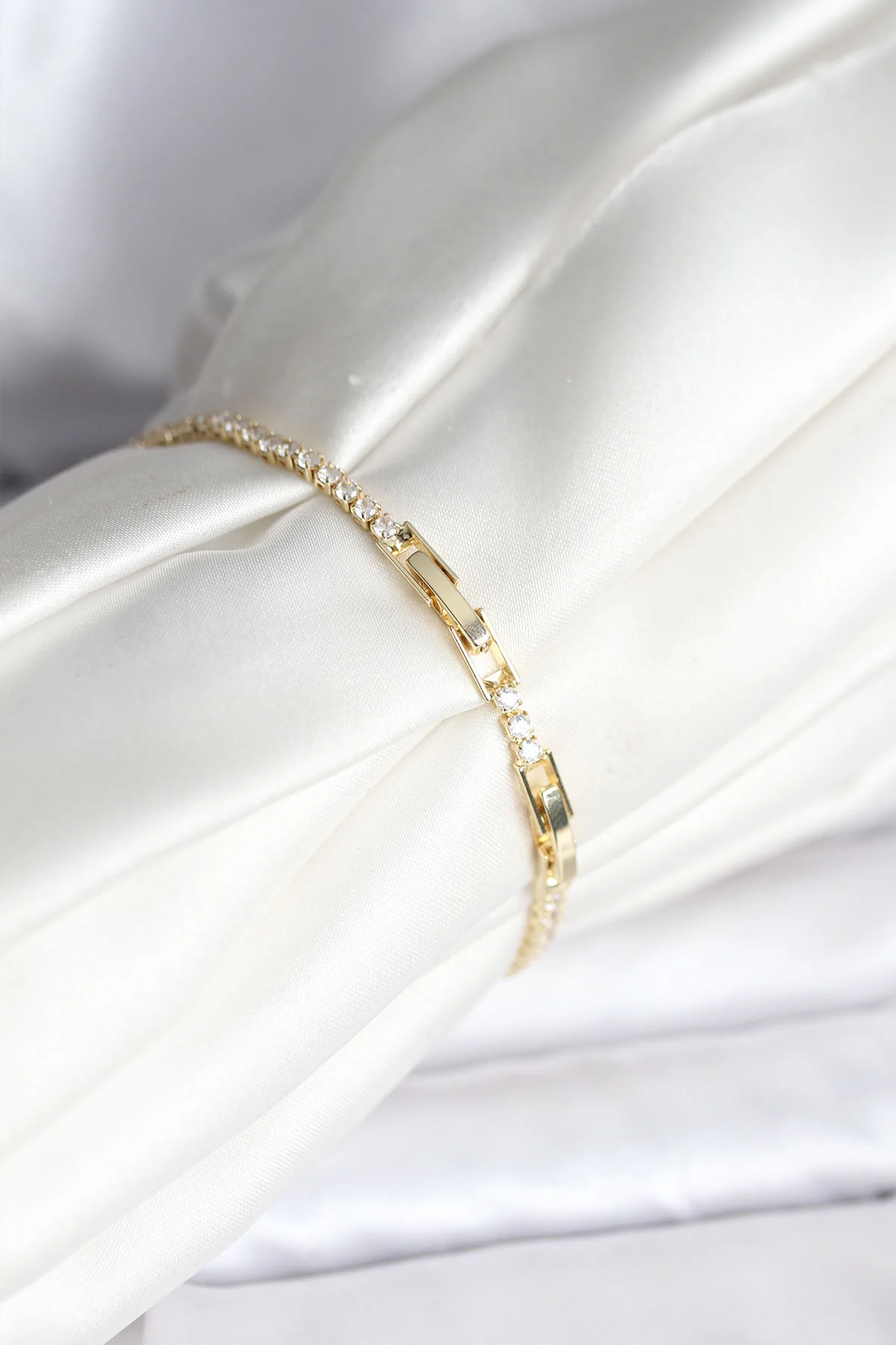 Tegan Yılan Model Zirkon Taşlı Gold Renk Pirinç Su Yolu Kadın Bileklik TG27BB8104