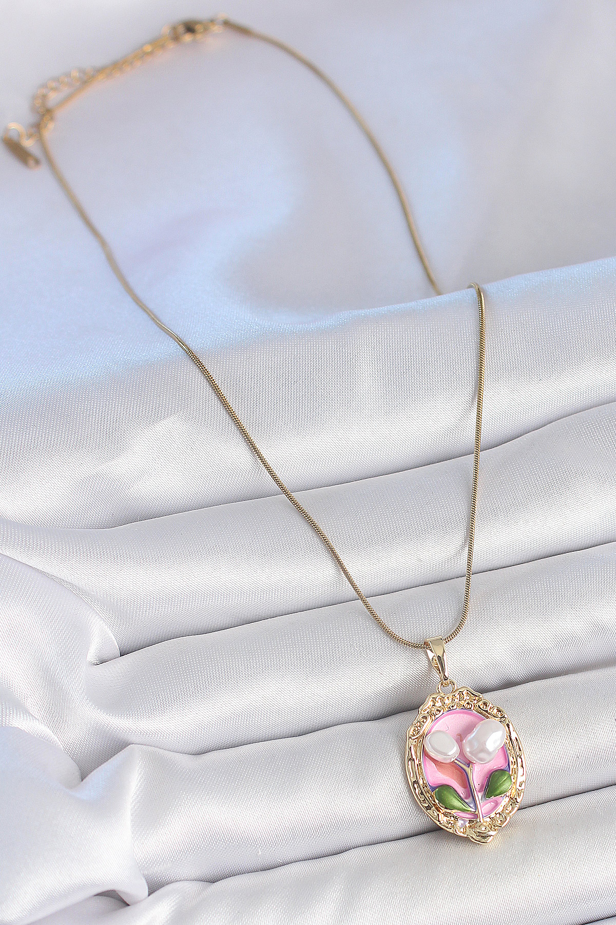 Tegan 316L Çelik Gold Renk Zincir Pembe Mineli İncili Çiçek İşlemeli Portre Model Kadın Kolye TG27BKO10169