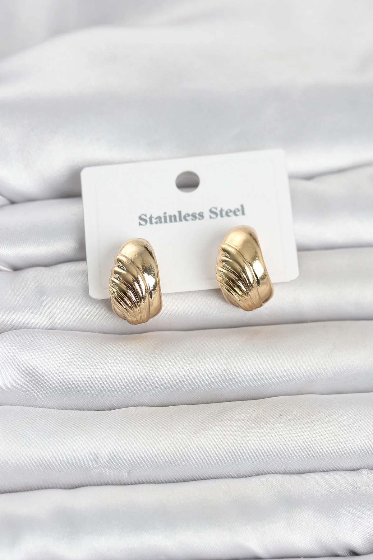 Tegan 316L Çelik Gold Renk Desenli Yarım Halka Model Kadın Küpe TG27BKP11807