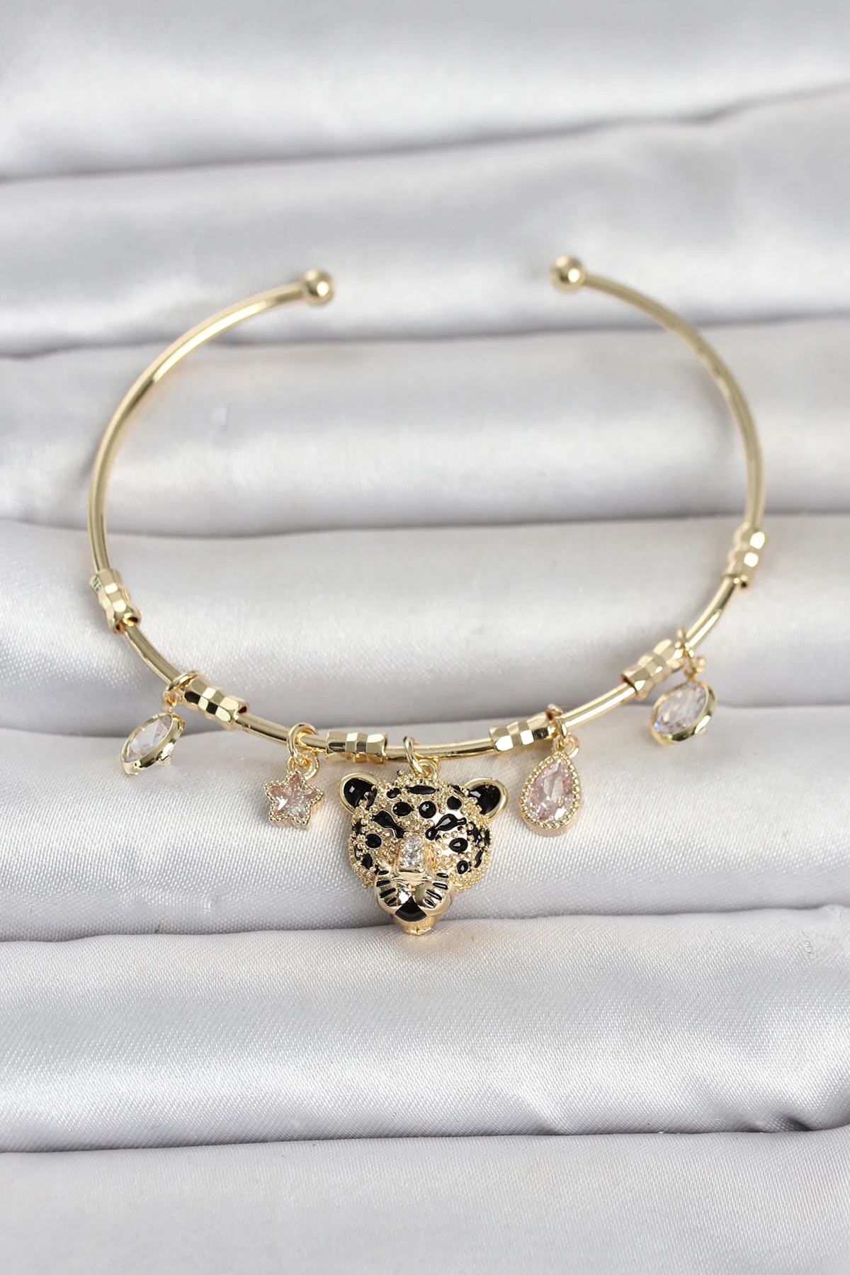 Tegan Pirinç Gold Renk Leopar Detaylı Charmlı Kadın Bileklik TG27BB8490