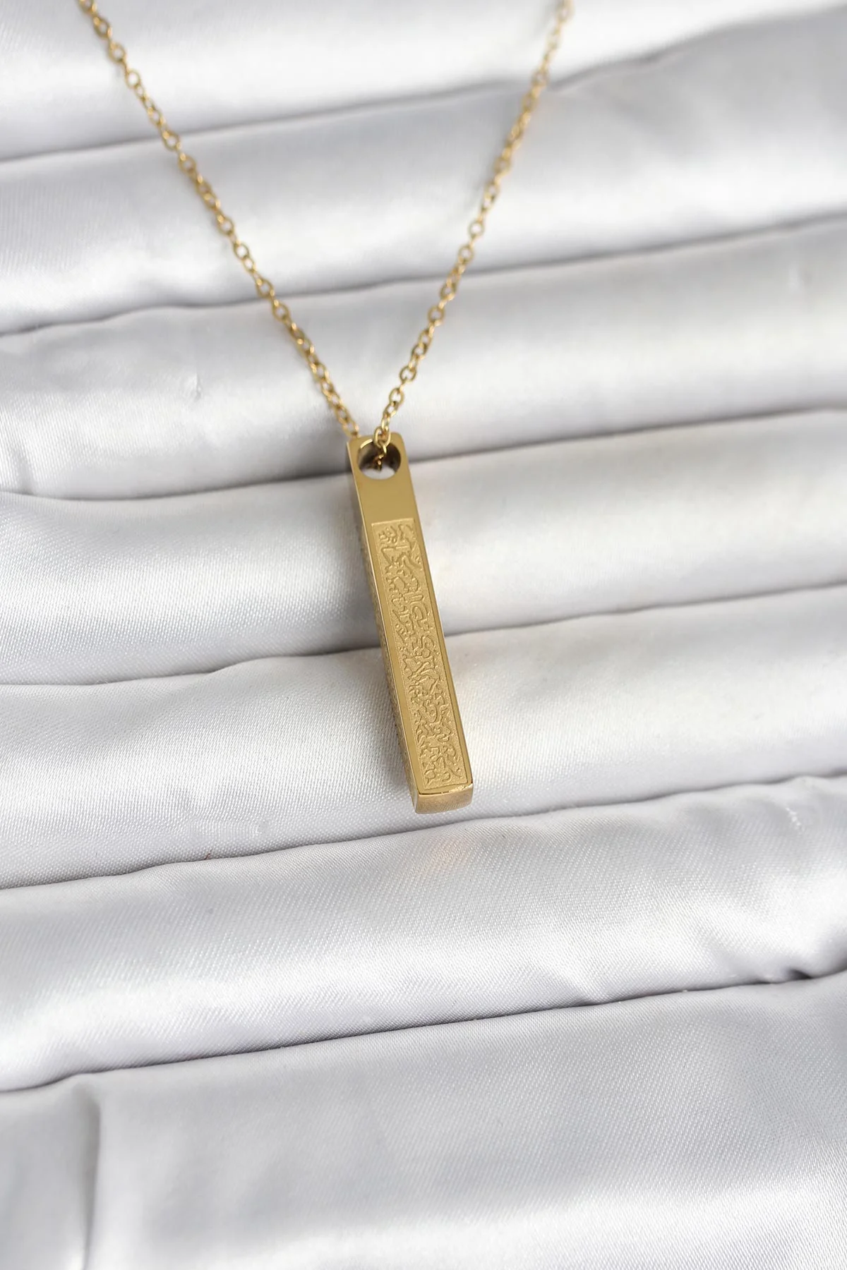 Tegan 316L Çelik Gold Renk Ayetel Kürsi Yazılı Bar Çubuk Kolye TG27BKO11057