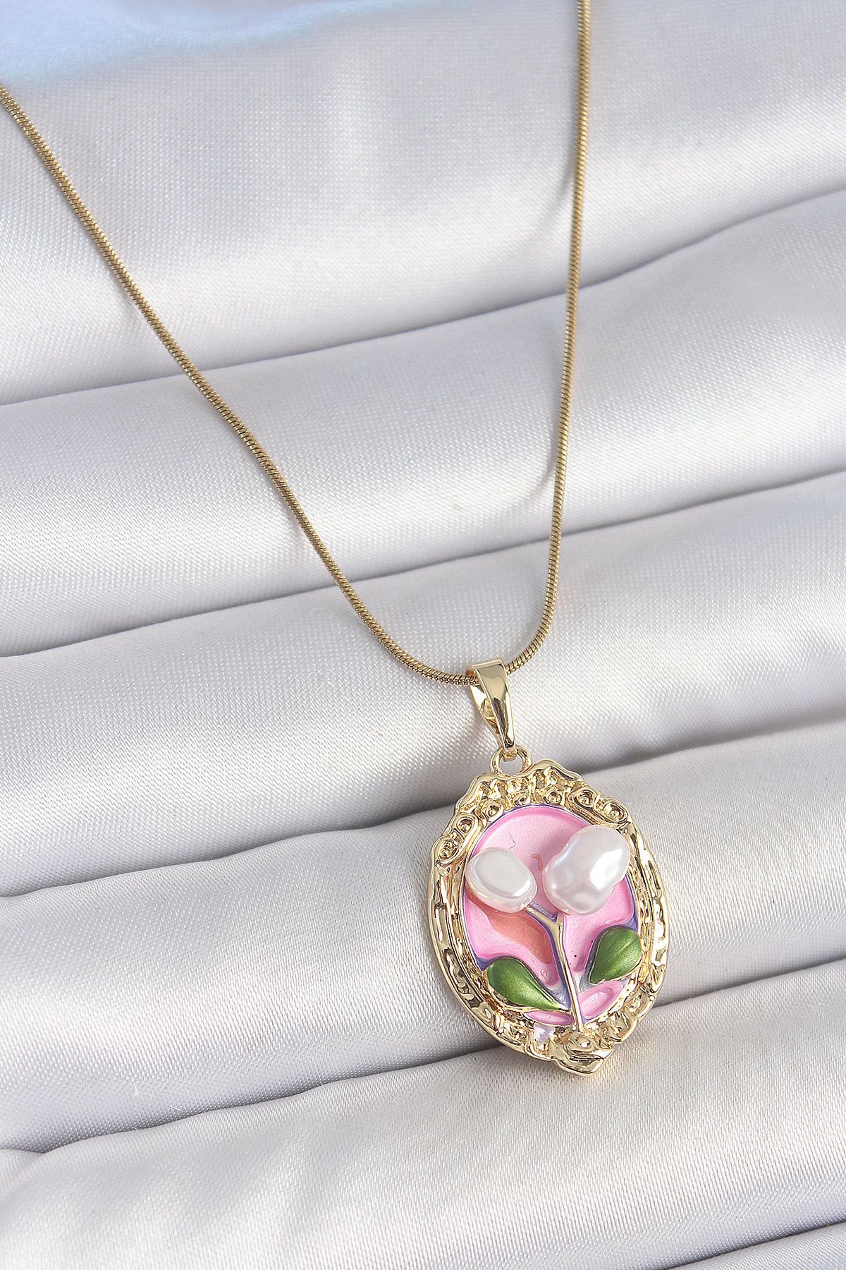 Tegan 316L Çelik Gold Renk Zincir Pembe Mineli İncili Çiçek İşlemeli Portre Model Kadın Kolye TG27BKO10169